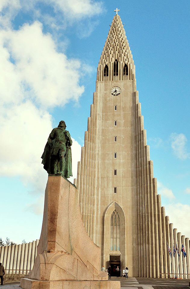 Komea Hallgrimskirkja -kirkko Reykjavikissa