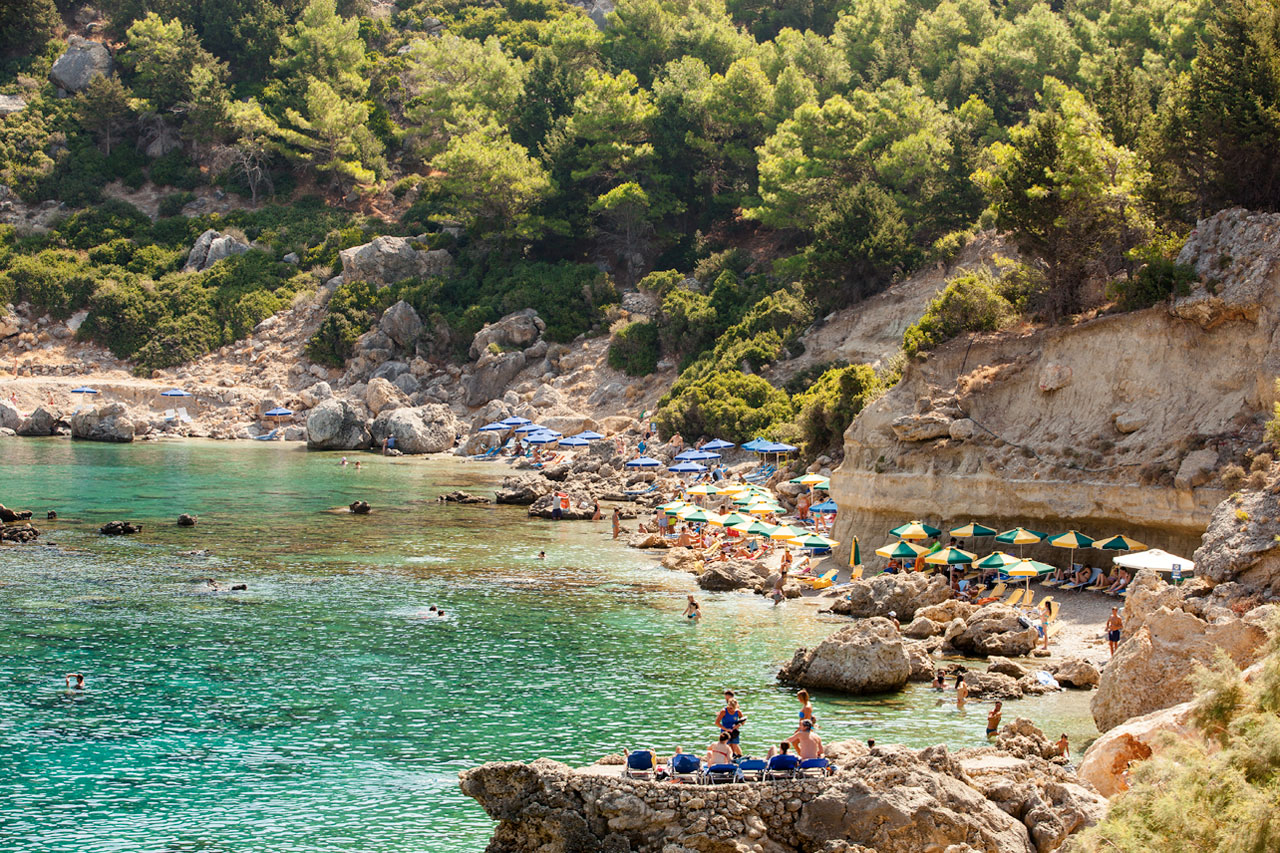 Anthony Queen Bay, Falirakin eteläpuolella
