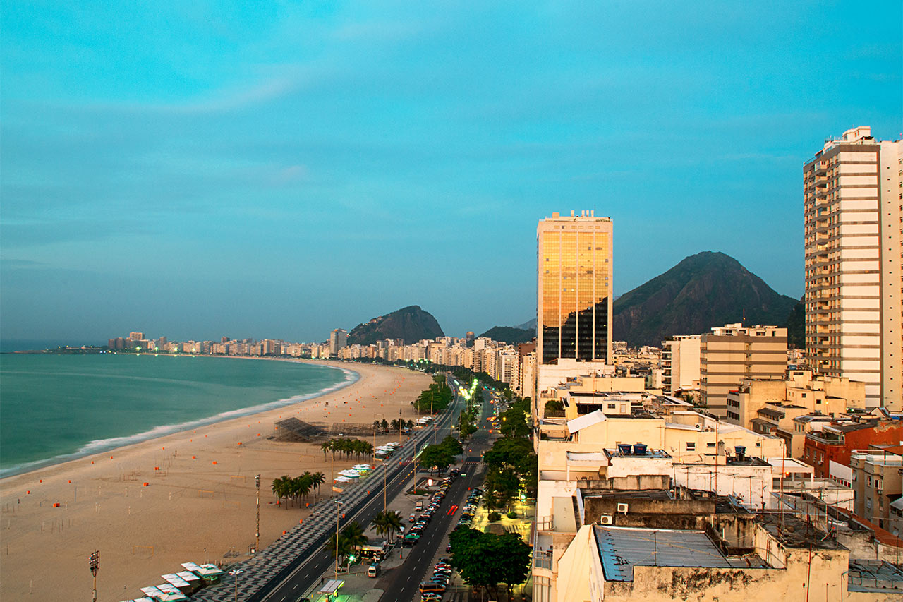 Copacabana auringonlaskun aikaan