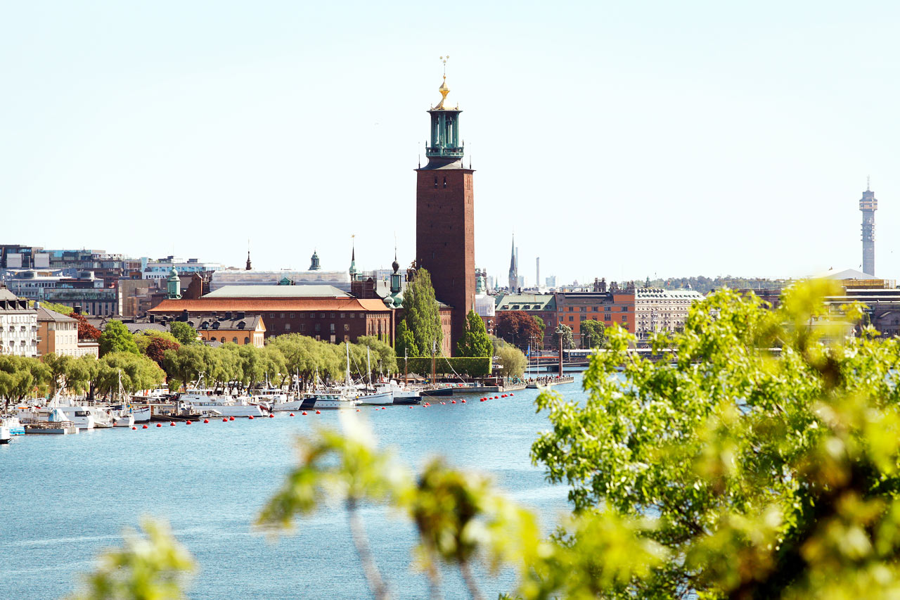 Kaupungintalo Norr Mälarstrandilla kuvattuna Västerbron-sillalta