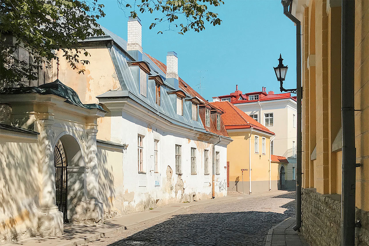 Viehättäviä kujia Tallinnan Vanhassakaupungissa