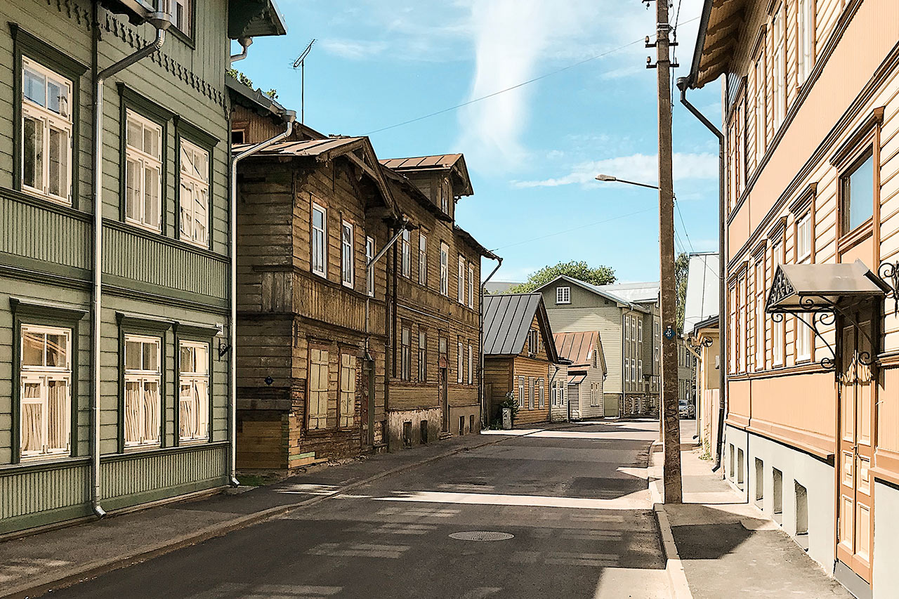 Tallinnan kaupunkikuvassa näkyy myös paljon vanhoja puutaloja