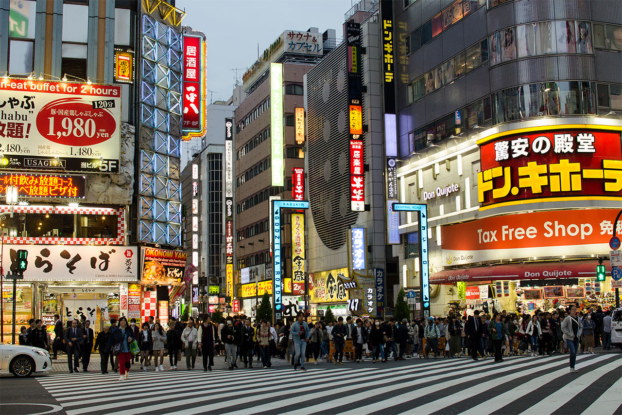 Neonvalojen loistetta Yasukuni-dori -kadulta Shinjukussa